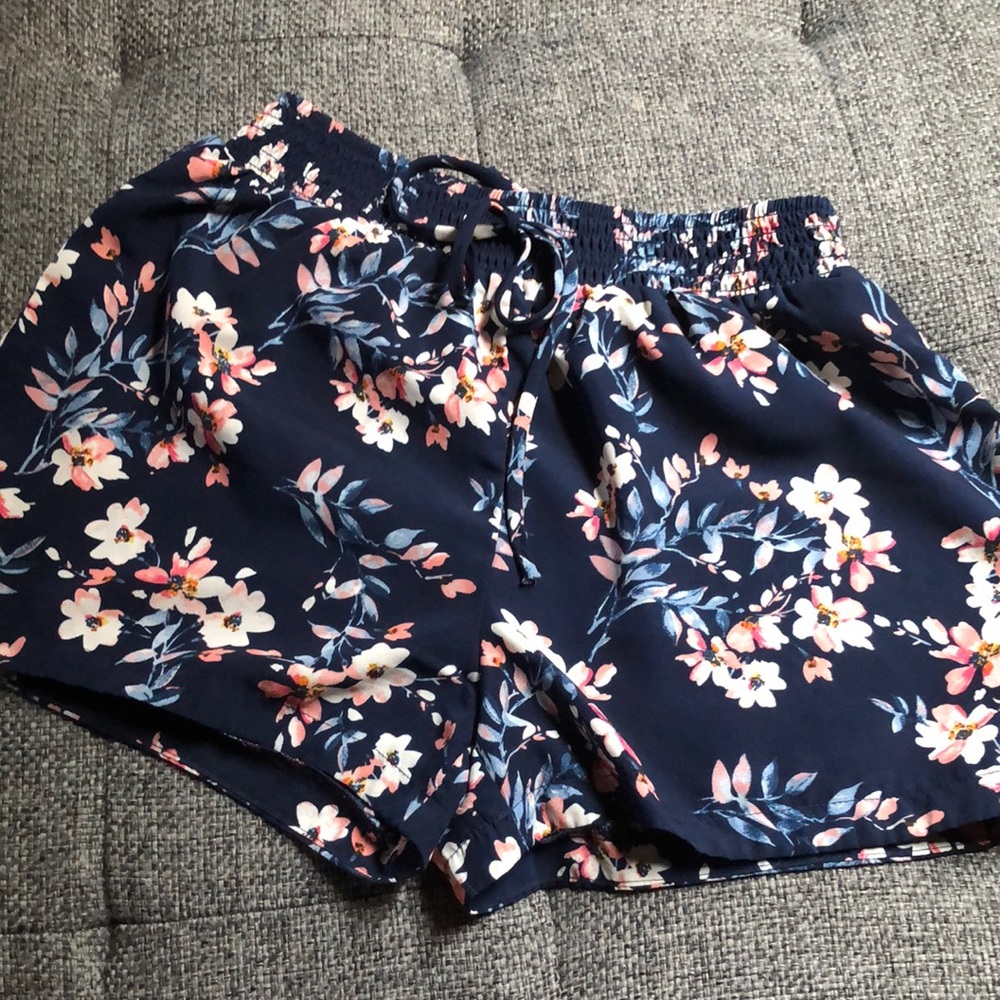 Elastic high waist shorts medium.